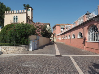 Bardolino - ist eine italienische Gemeinde am Gardasee in der Provinz Verona in der nordostitalienischen Region Venetien an der Ostseite des Sees nördlich von Lazise und südlich von Garda 