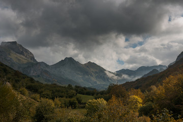 Fototapeta premium Montañas de Somiedo vistas desde Valle de Lago en Otoño. Asturias.