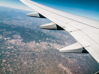 Obraz premium airplane wing over the land