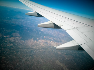 Obraz premium airplane wing over the land