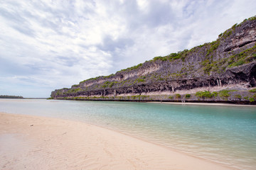 ニューカレドニア ロイヤルティ諸島 ウベア島　レキンの絶壁