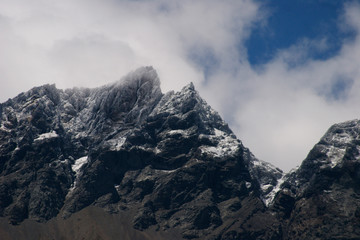 Pico de gigante monta&ntilde;a helada