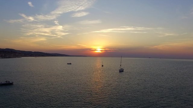 Barche in rada al tramonto