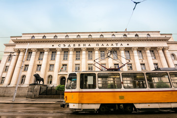 Plakat Tram passes in front of the Court House building a Sofia, Bulgaria