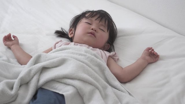 子供　昼寝