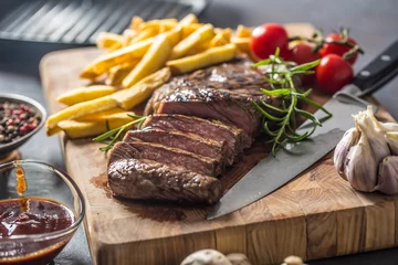 Foto auf Alu-Dibond Beef Rib Eye Steak mit Bratkartoffeln BBQ-Sauce Knoblauch Pilzen und Gewürzen. © weyo