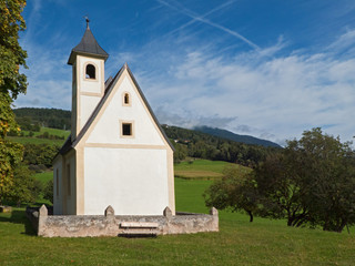 Fototapeta na wymiar einsames Kirchlein am Jakobsweg bei Pardell im Eisacktal (Südtirol) 