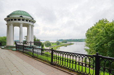 The rotunda on the Kotoroslnaya embankment in Yaroslavl. View of Strelka - the confluence of the Volga and Kotorosl rivers