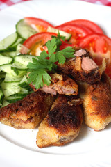 Gebackene Lammherzen an buntem Salat