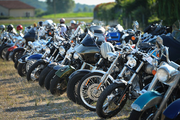 Row of parked motorcycles - obrazy, fototapety, plakaty