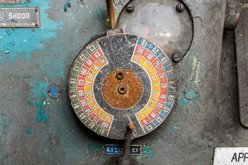 Vielle roue avec des chiffres en couleur dans une usine