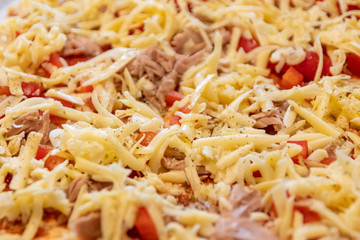 Leckere italienische Pizza schmeckt selbstgemacht und frisch aus dem Ofen mit Thunfisch und Paprika...