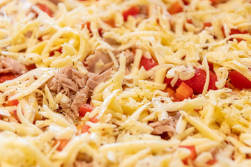 Leckere italienische Pizza schmeckt selbstgemacht und frisch aus dem Ofen mit Thunfisch und Paprika...