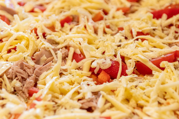 Leckere italienische Pizza schmeckt selbstgemacht und frisch aus dem Ofen mit Thunfisch und Paprika...
