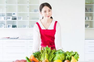 女性と食材
