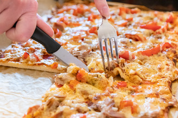 Leckere italienische Pizza schmeckt selbstgemacht und frisch aus dem Ofen mit Thunfisch und Paprika...