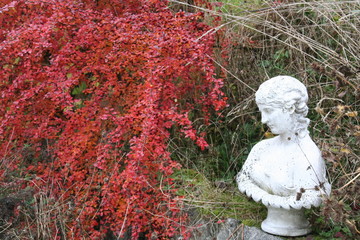 Eine Statue im Garten