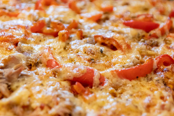 Leckere italienische Pizza schmeckt selbstgemacht und frisch aus dem Ofen mit Thunfisch und Paprika mit Käse überbacken wie Italien zu Hause beim Abendessen