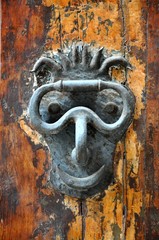 door knocker smiling face with glasses
