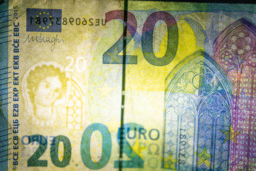 10 EURO-Schein mit Hintergrundbeleuchtung zeigt die Sicherheitsmerkmale des europäisches Geldscheins mit Wasserzeichen und Sicherheitsstreifen im europäischen Bargeld