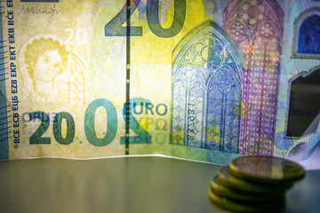 10 EURO-Schein mit Hintergrundbeleuchtung zeigt die Sicherheitsmerkmale des europäisches...