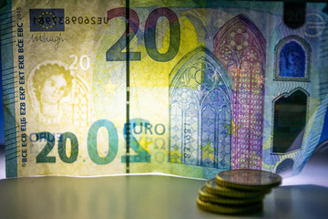 10 EURO-Schein mit Hintergrundbeleuchtung zeigt die Sicherheitsmerkmale des europäisches...
