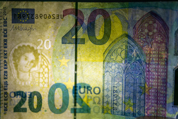 10 EURO-Schein mit Hintergrundbeleuchtung zeigt die Sicherheitsmerkmale des europ&auml;isches Geldscheins mit Wasserzeichen und Sicherheitsstreifen im europ&auml;ischen Bargeld