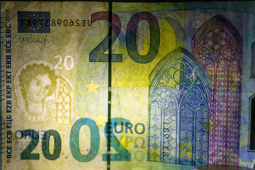 10 EURO-Schein mit Hintergrundbeleuchtung zeigt die Sicherheitsmerkmale des europäisches Geldscheins mit Wasserzeichen und Sicherheitsstreifen im europäischen Bargeld