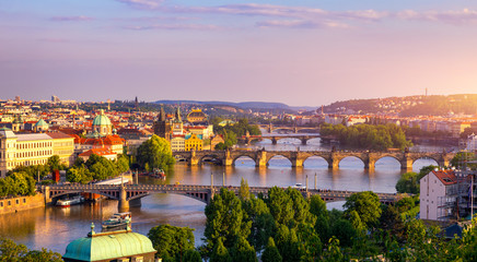 Pont Charles, Prague, République tchèque. Pont Charles (Karluv Most) et tour du pont de la vieille ville au coucher du soleil. Célèbre image emblématique du pont Charles. Concept de visites et de tourisme. Tchéquie