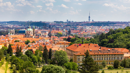 Fototapeta premium Stare Miasto w Pradze. Czechy nad rzeką Wełtawą z mostem Karola na panoramę miasta. Praga panorama krajobraz widok z czerwonymi dachami. Widok na Pragę ze wzgórza Petrin, Praga, Czechy.