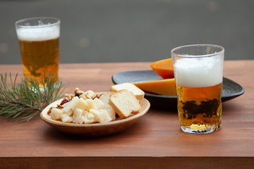秋、野外で乾杯・ビールとチーズ、ナッツとラスク