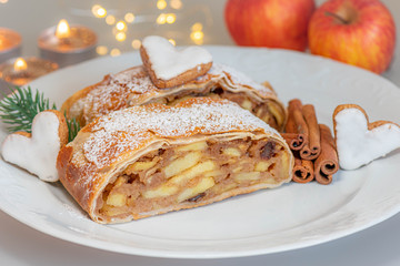 Apfelstrudel zu Weihnachten, Apple strudel at christmas