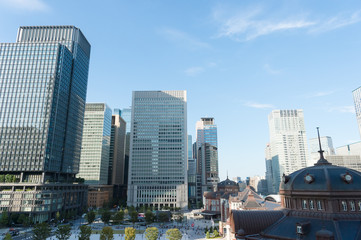 Fototapeta na wymiar 東京都千代田区丸の内の東京駅と高層ビル群の街並み