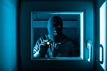 Einbrecher bricht auf Diebestour in Wohnung ein