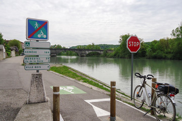 Cyclotourisme sur la ViaRhona, dans Sault-Brenaz, panneaux de signalisation.