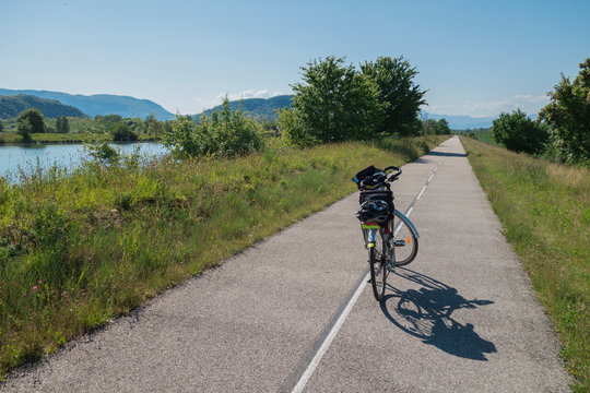Cyclotourisme sur la ViaRhona, Ligne droite en direction de Belley.