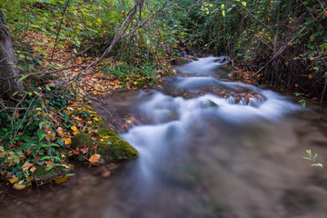 Pequeña cascada en el río Bohilgues, en otoño, cerca de la población de Ademuz. Comunidad...