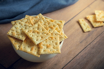 Crispy crackers with sesame in bowl.