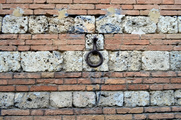 Mauer mit Pferdering in Siena