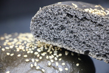 panino al nero di seppia con mollica a vista