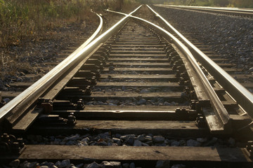 weiche der eisenbahn im flachen gegenlicht auf geradeaus gestellt