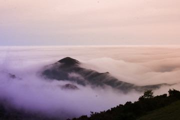 Montaña siendo engullida por las nubes