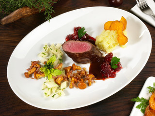 Rehrücken mit Pfifferlingen und Kartoffelpüree
