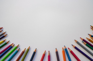 the ramdom color pencils on a drawing block ランダムな色鉛筆とドローイングブロック