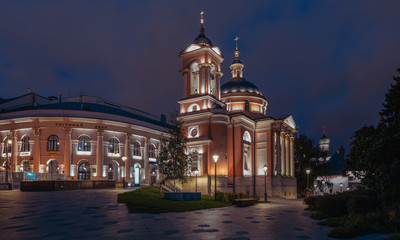 Fototapeta na wymiar Temple of Barbara the great Martyr and Gostiny Dvor on Varvarka street. Moscow at night