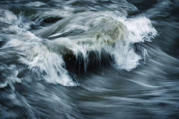 Obrazy na Szkle  dramatyczna atmosfera na ciemnej dzikiej rzece