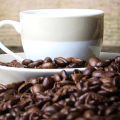kaffeetasse mit kaffeebohnen