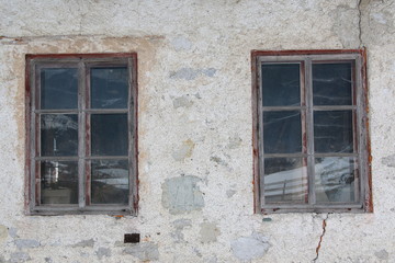 Fototapeta na wymiar Altes Haus mit Fenster und Zerfall.