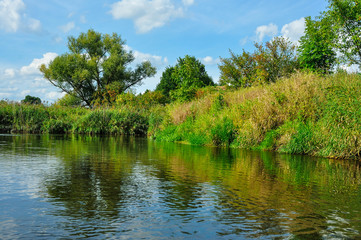Warmia - krajobraz nad rzeką Łyną