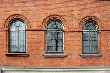 Fensterarchitektur mit Rundbogen.